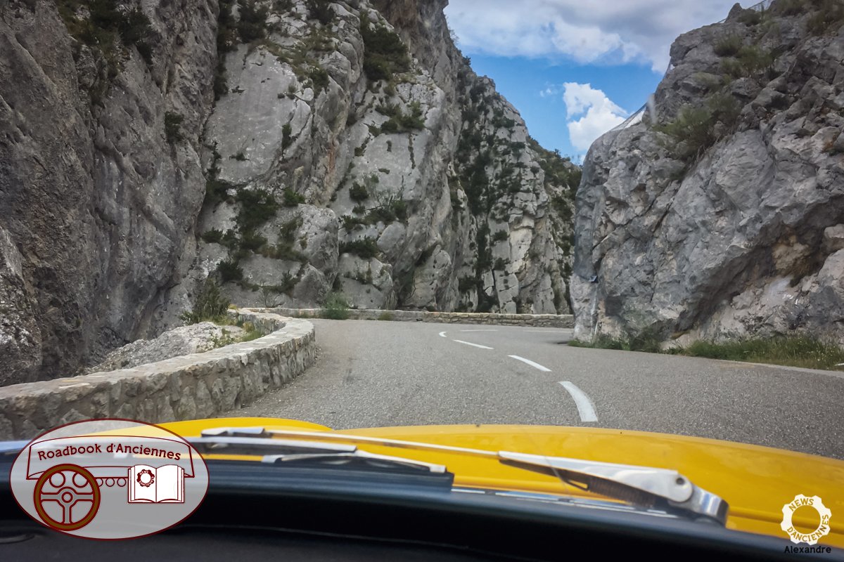 Balade hivernale en Porsche Classic sur la Route Napoléon : le guide complet. Roadbook détaillé, spots photo, timing, essence, sécurité et plaisir de conduire.