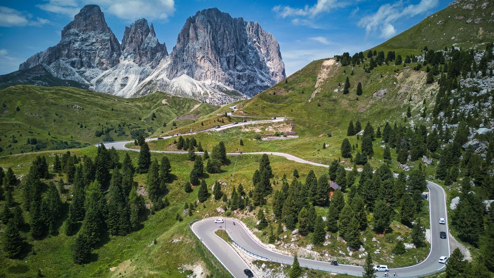 Road Trip Hiver dans les Dolomites : L’itinéraire ultime entre cols mythiques et paysages enneigés